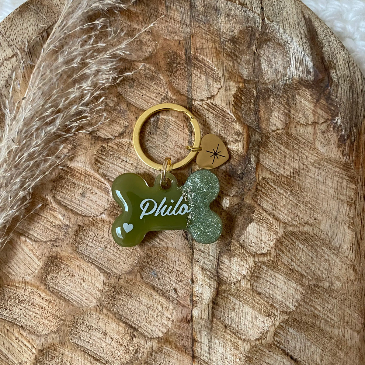 medaille en resine vu proche de face kaki et palette en forme d'os pour chien 