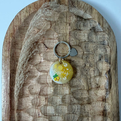 Médaille pour chien en resine epoxy collection printemps jaune et blanc avec citron et pâquerette vu de face 