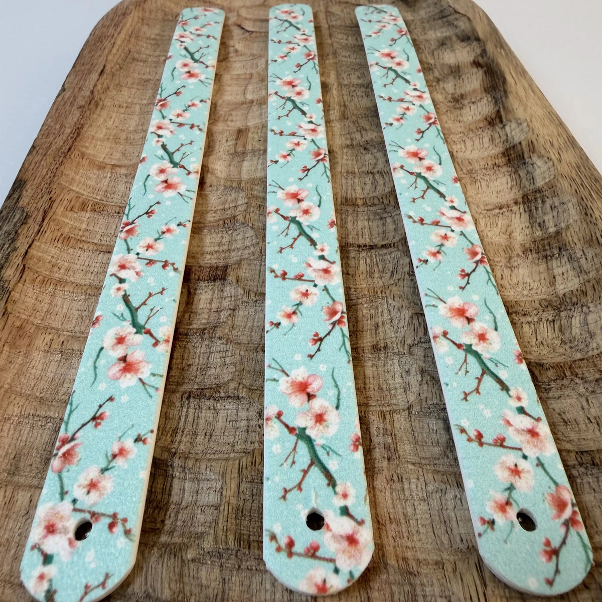 Trois bandes en biothane dotées d'un motif interchangeable chien floral et doux avec fleurs de cerisier japonaises.