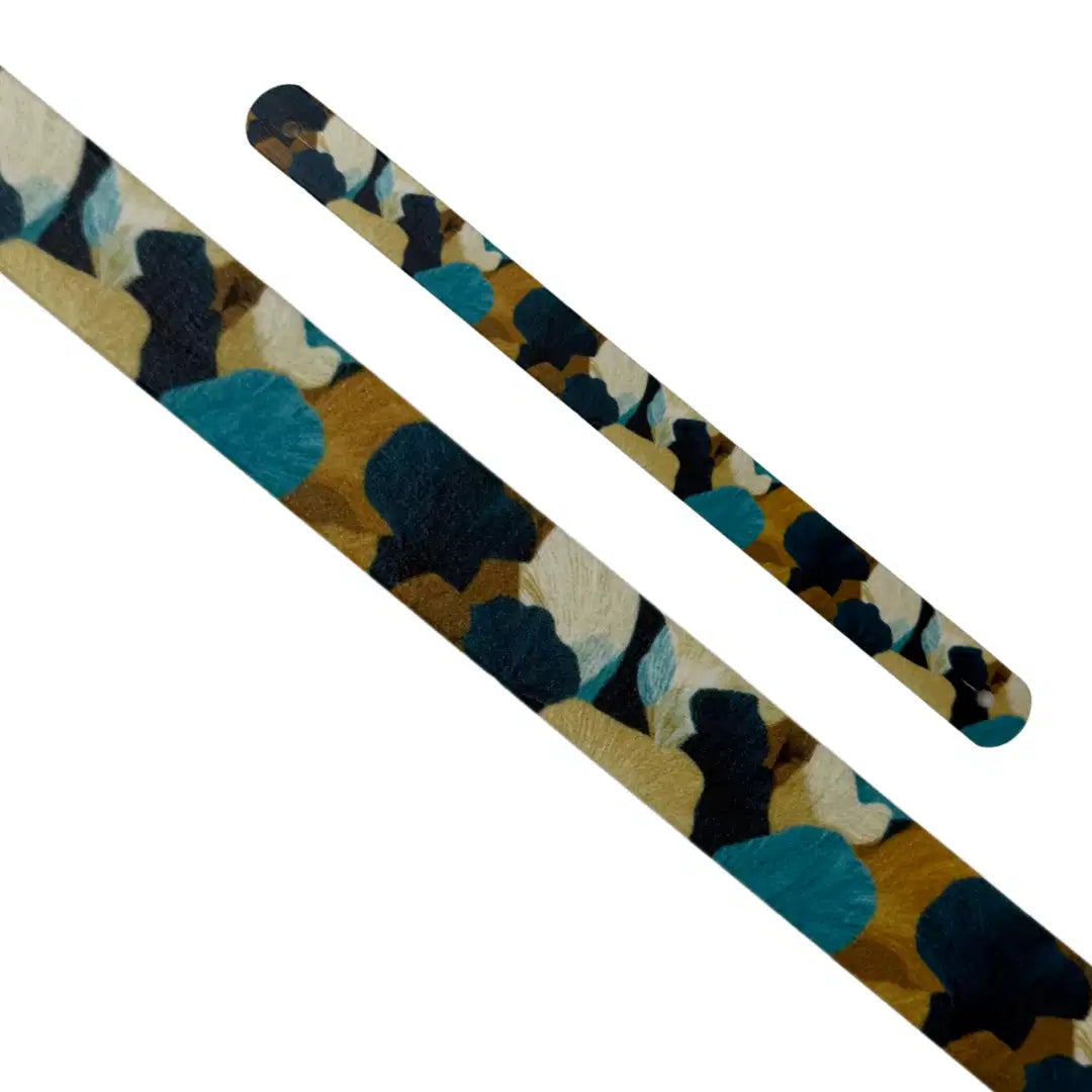 Bande décorative interchangeable en Biothane motif géométrique d'éventails et pétales aux tons ocre, jaune moutarde et bleu pour collier de chien.