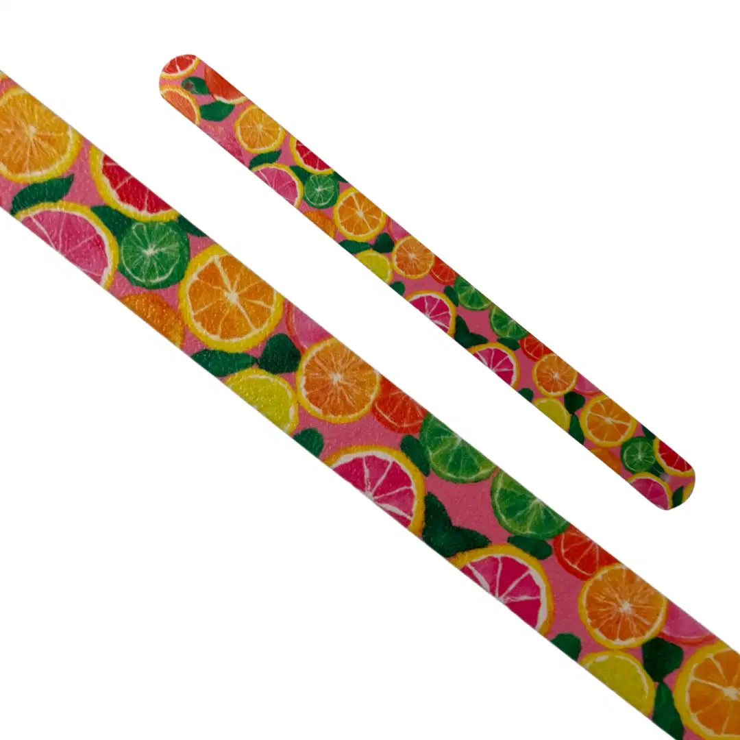 Bande décorative interchangeable en Biothane motif tranches d'agrumes fruitées sur fond rose pétillant pour collier de chien.
