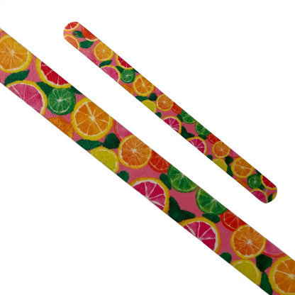 Bande décorative interchangeable en Biothane motif tranches d'agrumes fruitées sur fond rose pétillant pour collier de chien.