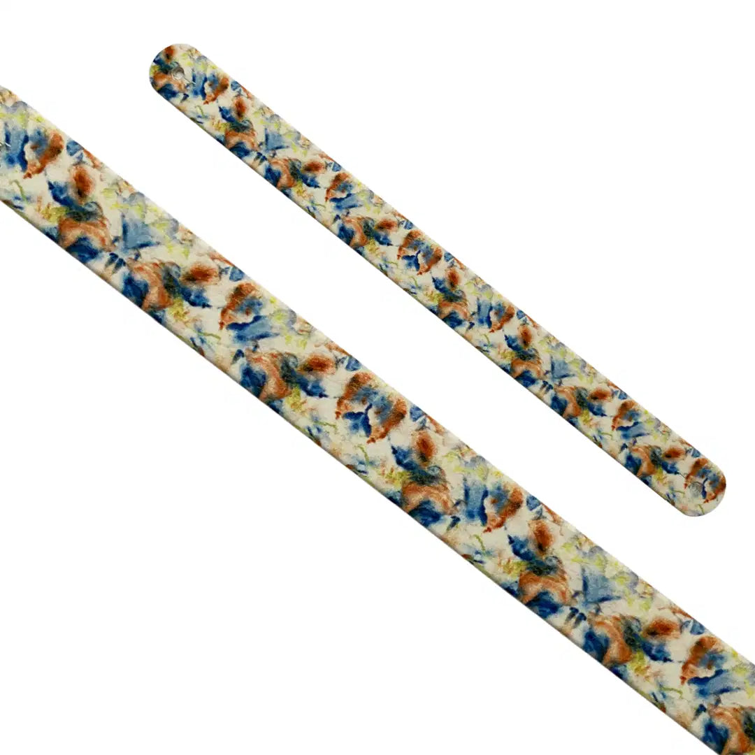 Bande décorative interchangeable en Biothane motif taches organiques bleu, moutarde et beige pour collier de chien.