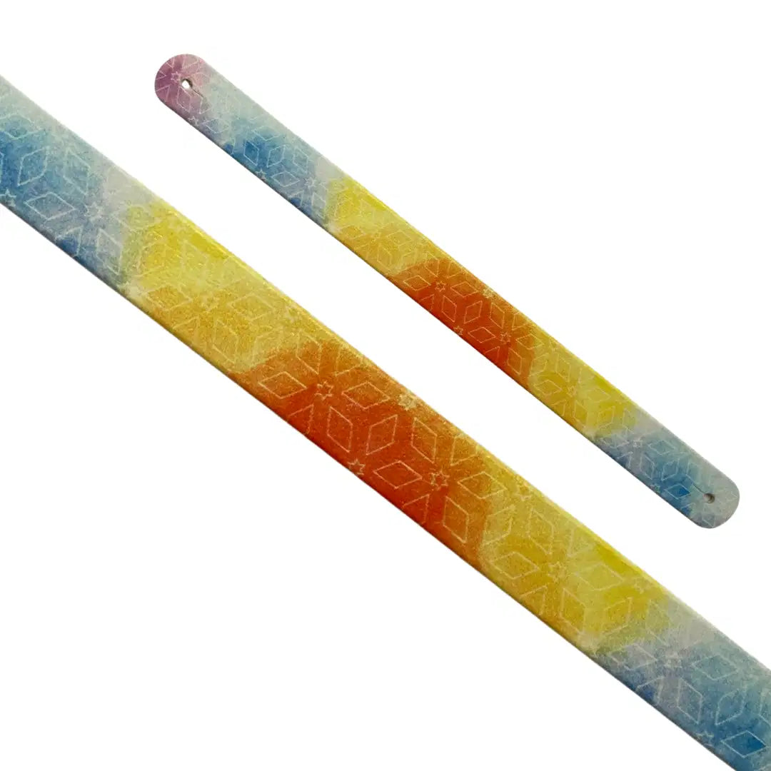Bande décorative interchangeable en Biothane motif fondu arc-en-ciel aquarelle avec étoiles et rosaces dorées pour collier de chien.