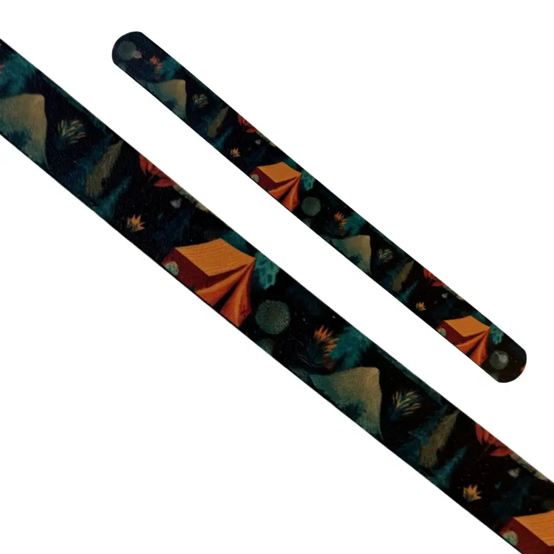 Bande décorative interchangeable en Biothane thème bivouac et forêt nocturne pour collier de chien.