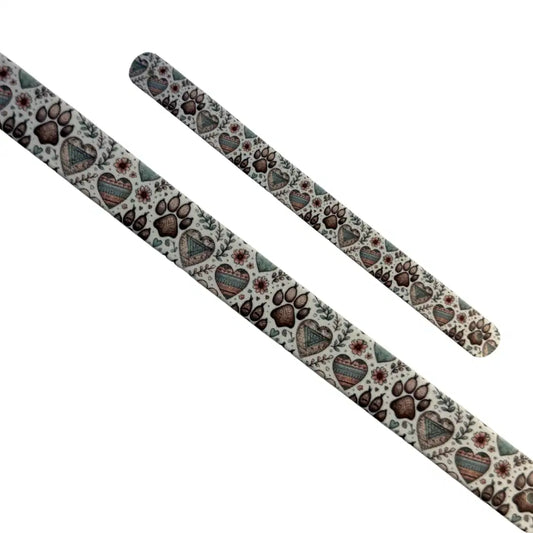Bande décorative interchangeable en Biothane style bohème avec empreintes de pattes et cœurs pour collier de chien.