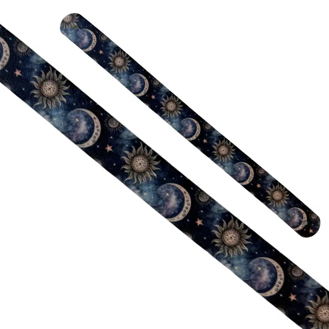 Bande décorative interchangeable en Biothane motif soleil, lune et étoiles sur fond nuit mystique pour collier de chien.