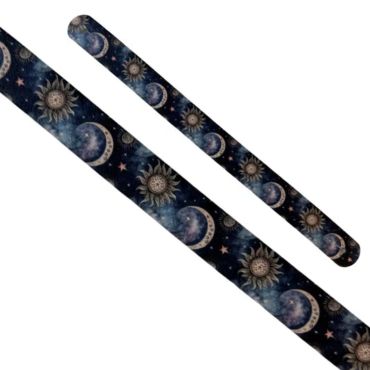 Bande décorative interchangeable en Biothane motif soleil, lune et étoiles sur fond nuit mystique pour collier de chien.