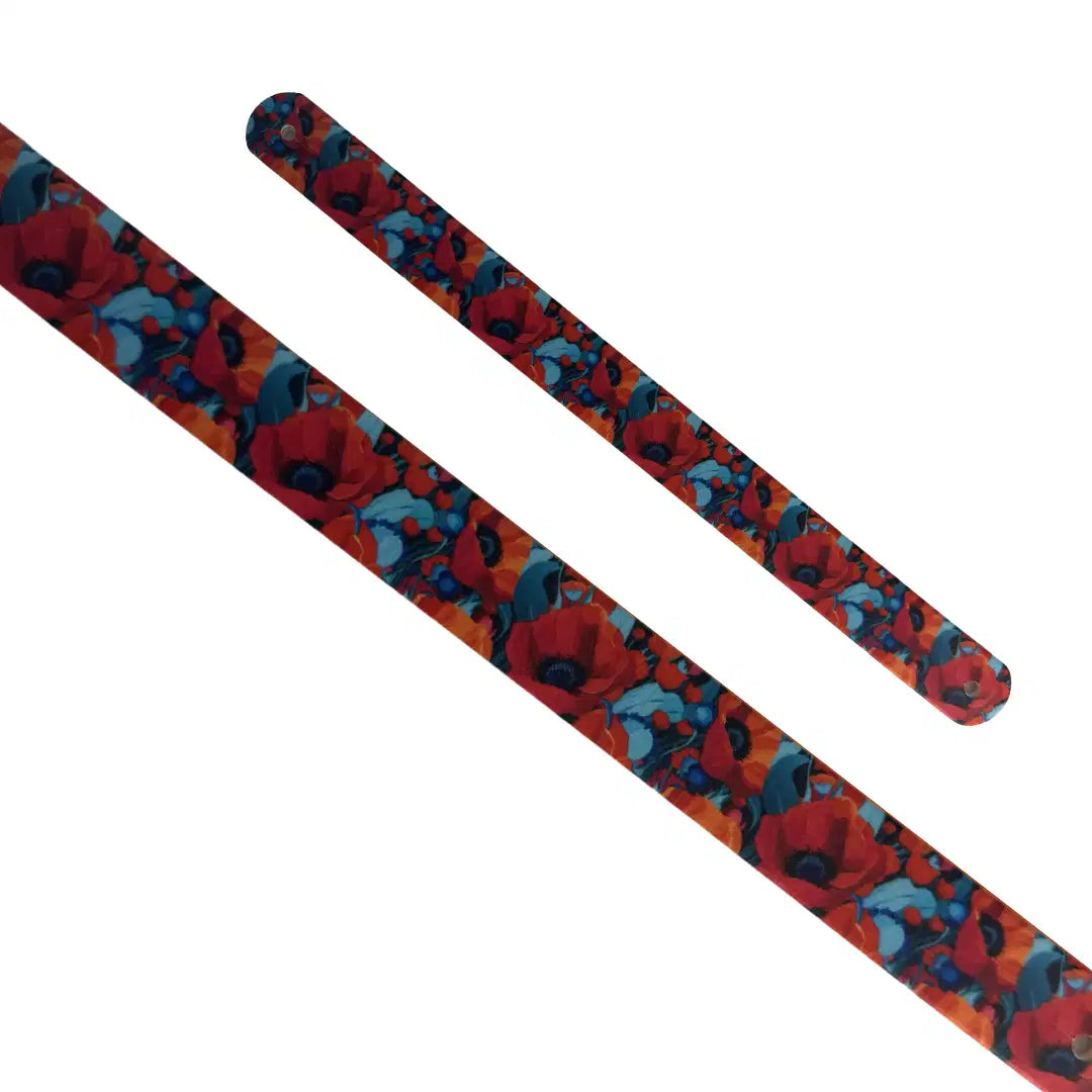 Bande décorative interchangeable en Biothane motif fleurs de coquelicots rouges et feuillage bleu pour collier de chien.