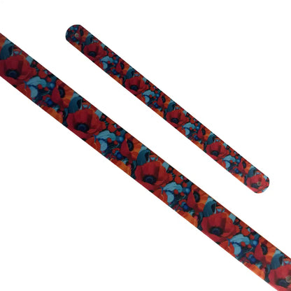 Bande décorative interchangeable en Biothane motif fleurs de coquelicots rouges et feuillage bleu pour collier de chien.