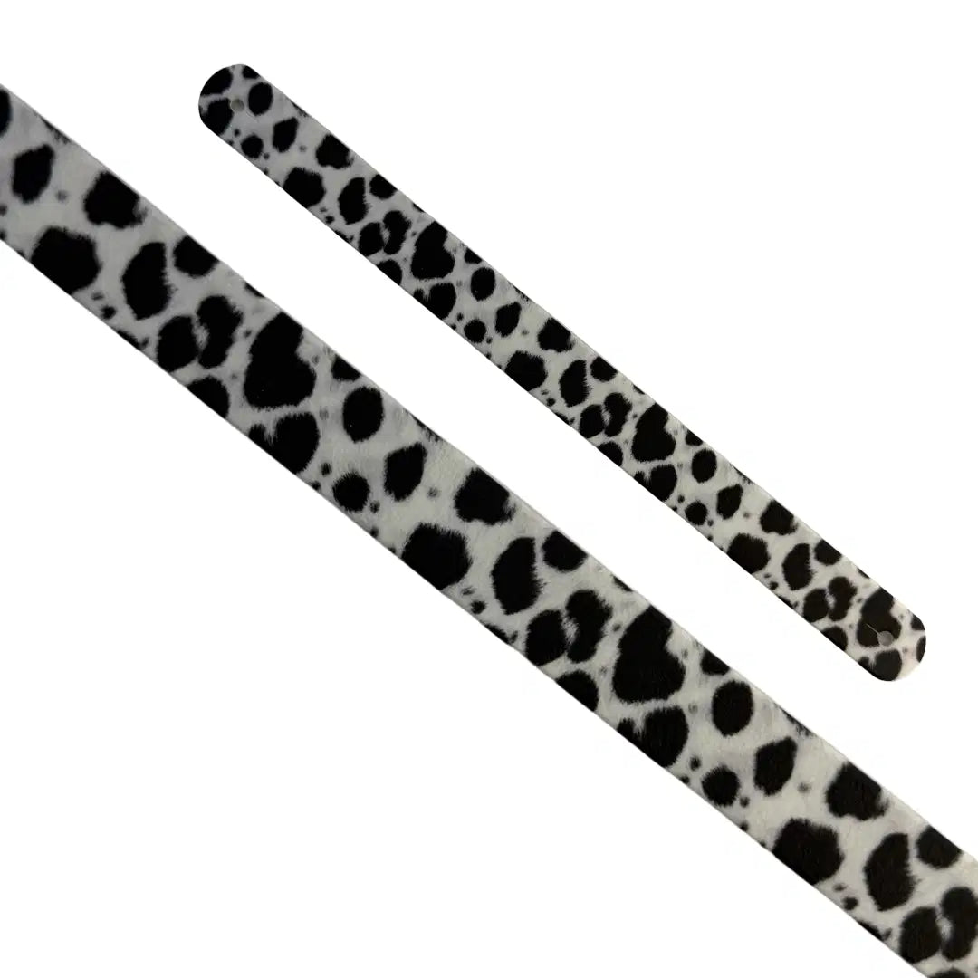 Bande décorative interchangeable en Biothane effet taches de dalmatien noir et blanc pour collier de chien.