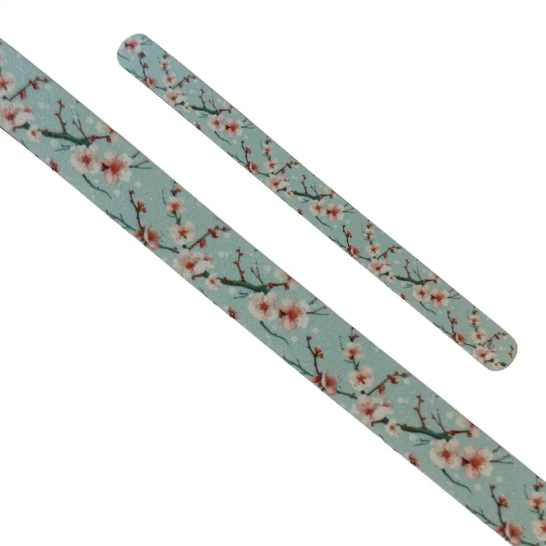 Bande décorative interchangeable en Biothane motif branches de cerisier japonais en fleurs roses sur fond vert sauge pour collier de chien.