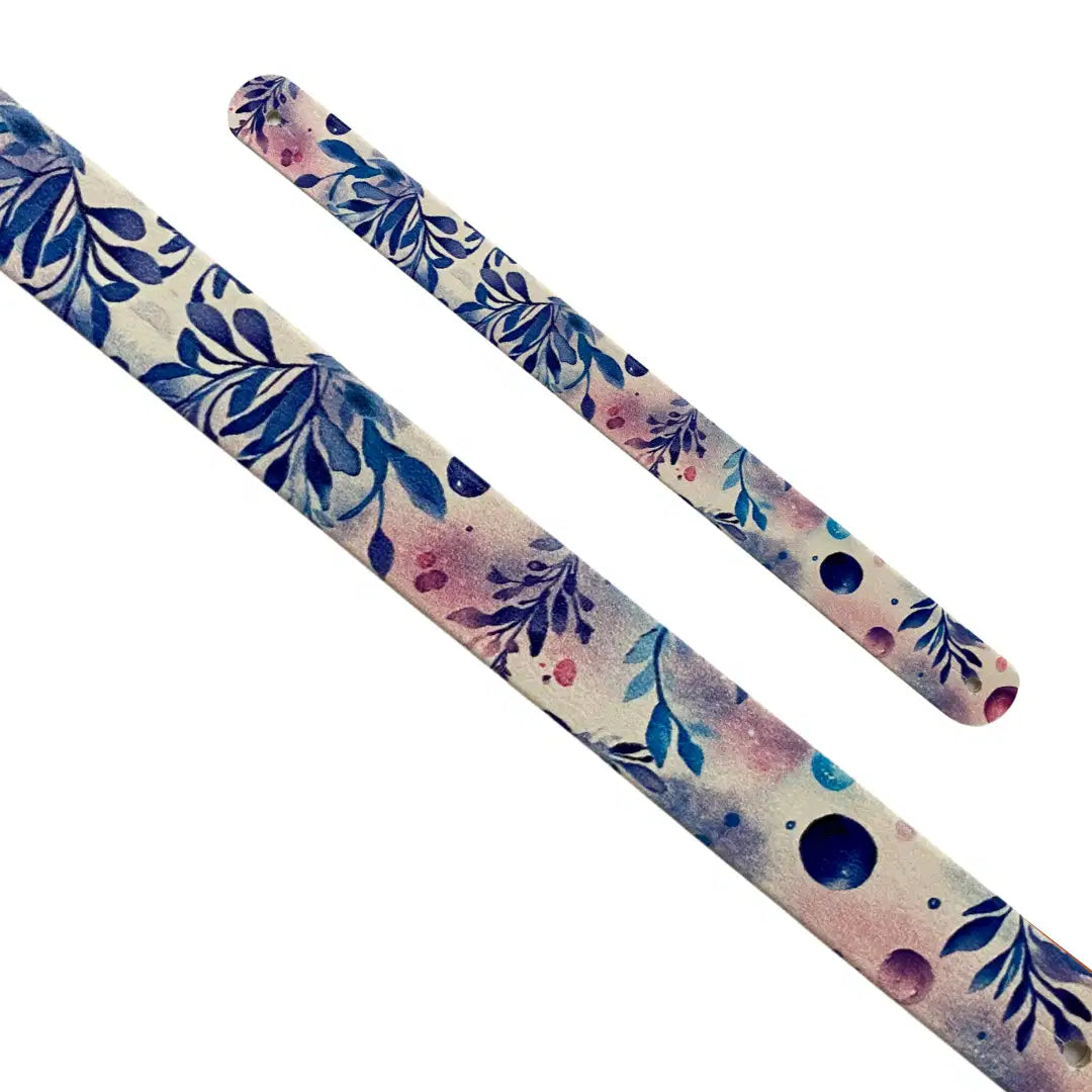 Bande décorative interchangeable en Biothane motif feuilles bleu indigo sur fond pastel dégradé rose et violet pour collier de chien.