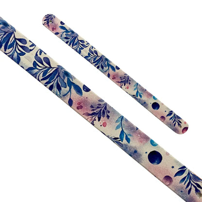 Bande décorative interchangeable en Biothane motif feuilles bleu indigo sur fond pastel dégradé rose et violet pour collier de chien.