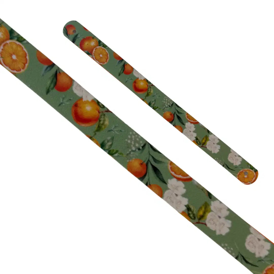 Bande décorative interchangeable en Biothane motif agrumes et fleurs d'oranger sur fond vert pour collier de chien.
