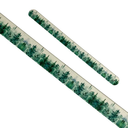 Bande décorative interchangeable en Biothane motif paysage de sapins verts peints à l'aquarelle pour collier de chien.