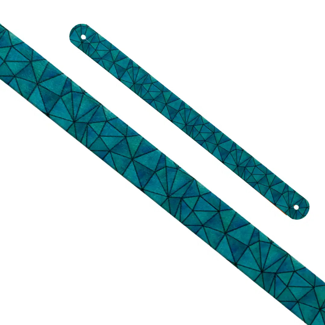 Bande décorative interchangeable en Biothane motif mosaïque géométrique façon vitrail turquoise et bleu pétrole pour collier de chien.
