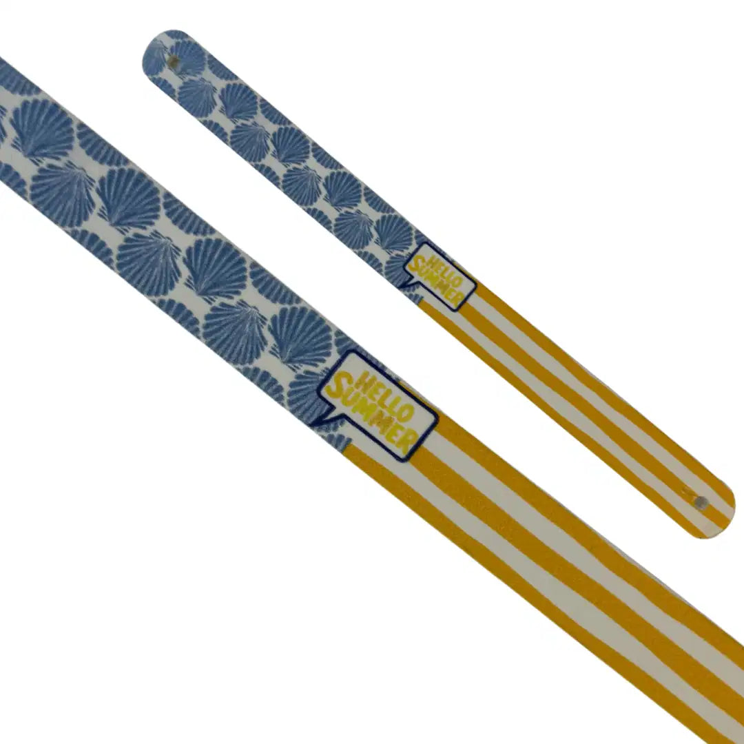 Bande décorative interchangeable en Biothane motif coquillages bleus et rayures jaunes Hello Summer pour collier de chien.