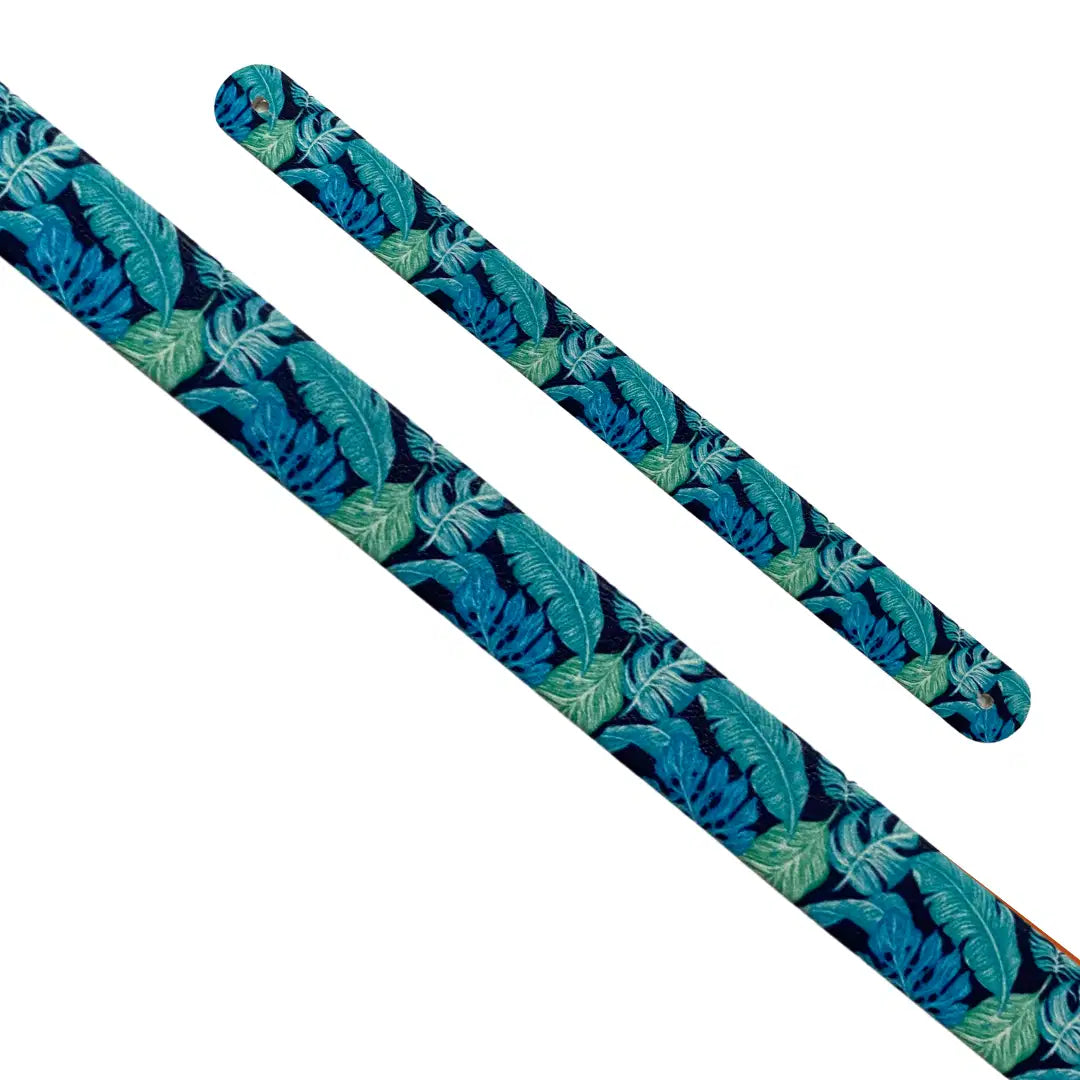Bande décorative interchangeable en Biothane motif feuillage tropical monstera bleu lagon et vert émeraude pour collier de chien.
