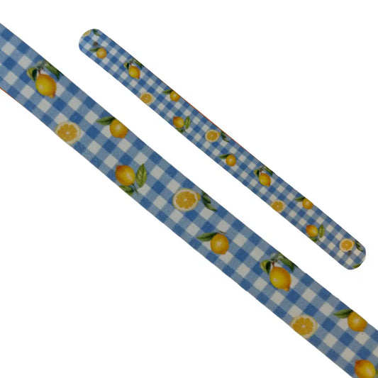 Bande décorative interchangeable en Biothane motif citrons jaunes sur carreaux vichy bleu pour collier de chien.