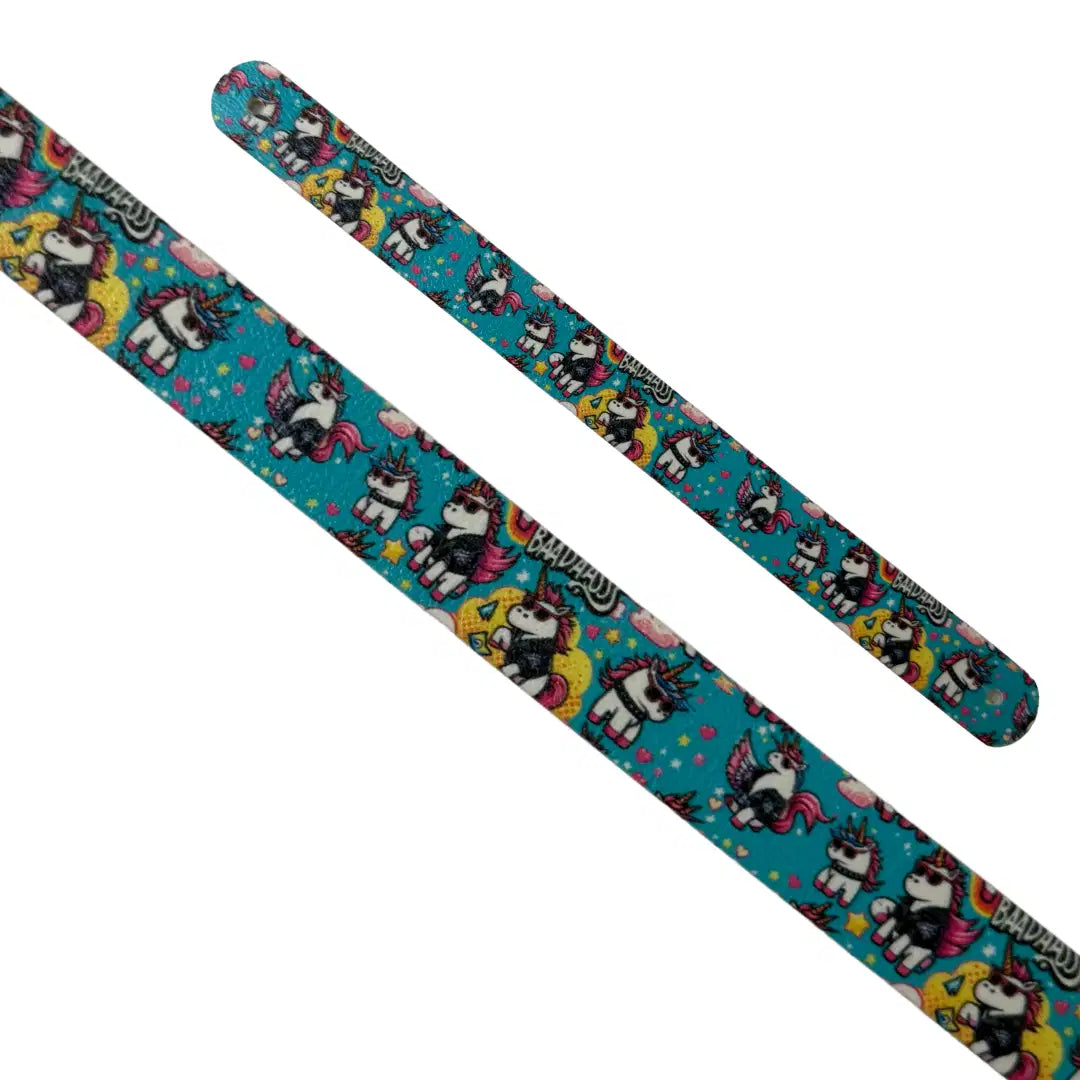 Bande décorative interchangeable en Biothane motif licornes à lunettes de soleil sur fond turquoise pour collier de chien.