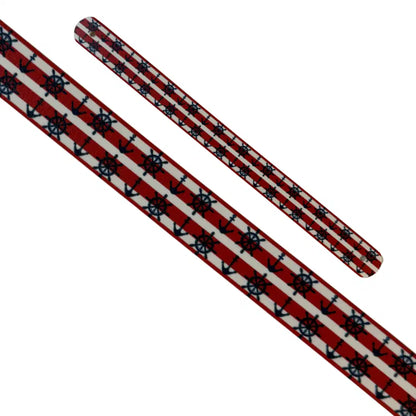 Bande décorative interchangeable en Biothane motif ancres et gouvernails sur rayures rouges et blanches pour collier de chien.