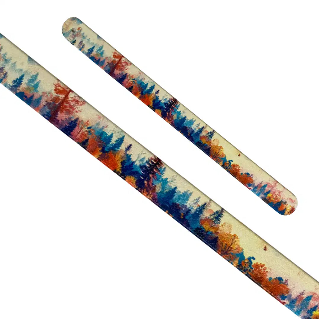 Bande décorative interchangeable en Biothane motif forêt de sapins aux couleurs automnales peinte à l'aquarelle pour collier de chien.