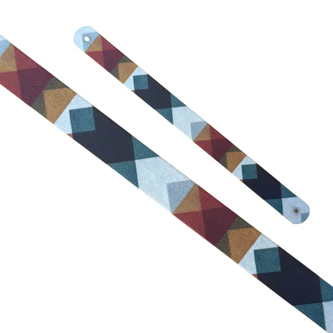 Bande décorative interchangeable en Biothane motif losanges et triangles géométriques colorés pour collier de chien.