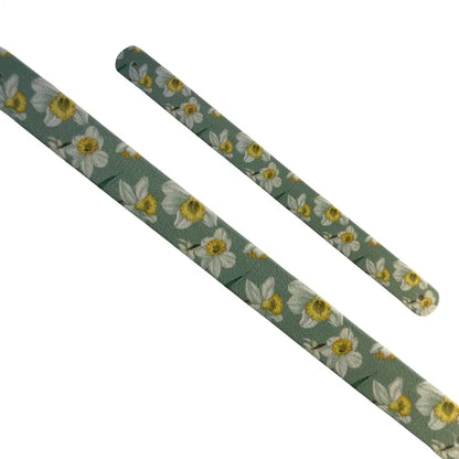 Bande décorative interchangeable en Biothane motif narcisses et jonquilles blanches sur fond vert pour collier de chien.