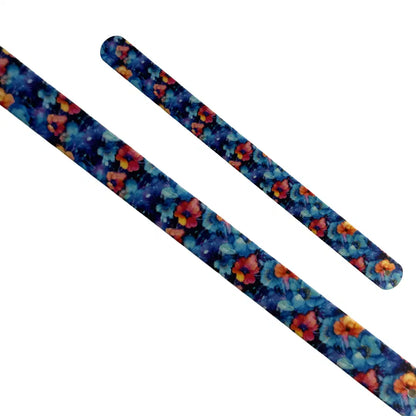 Bande décorative interchangeable en Biothane motif fleurs bleues et orange sur fond sombre pour collier de chien.