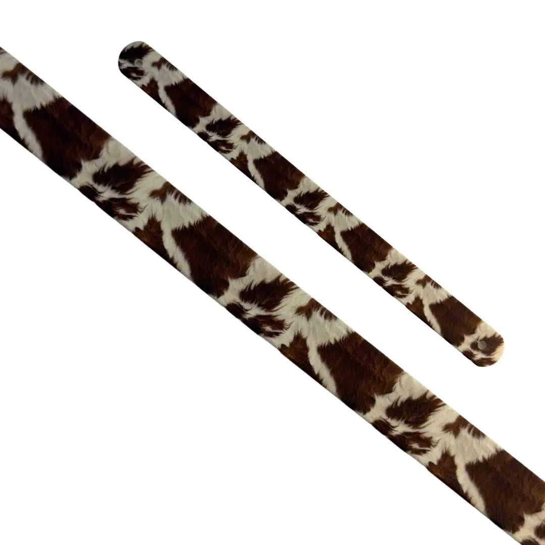 Bande décorative interchangeable en Biothane imprimé peau de vache marron et blanc pour collier de chien.
