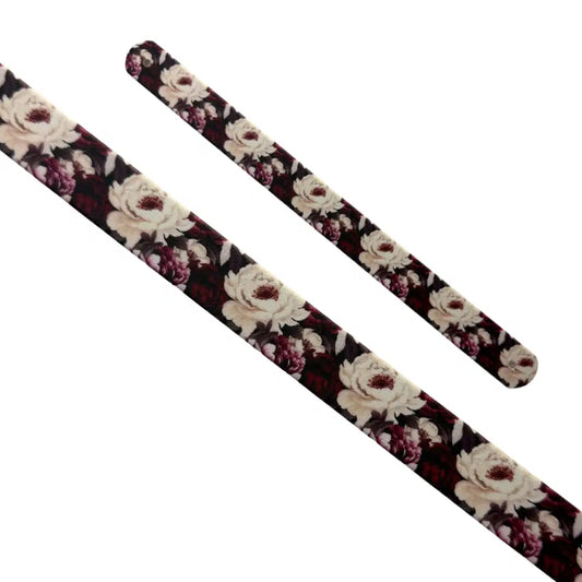 Bande décorative interchangeable en Biothane motif pivoines blanches sur fond sombre bordeaux pour collier de chien.