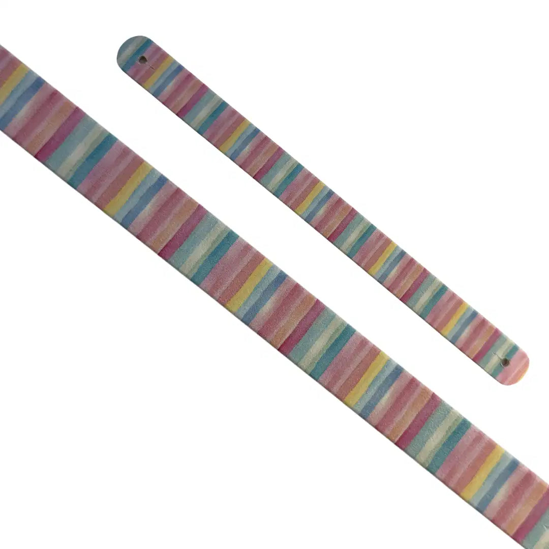Bande décorative interchangeable en Biothane motif rayures peintes en aquarelle pastel pour collier de chien.