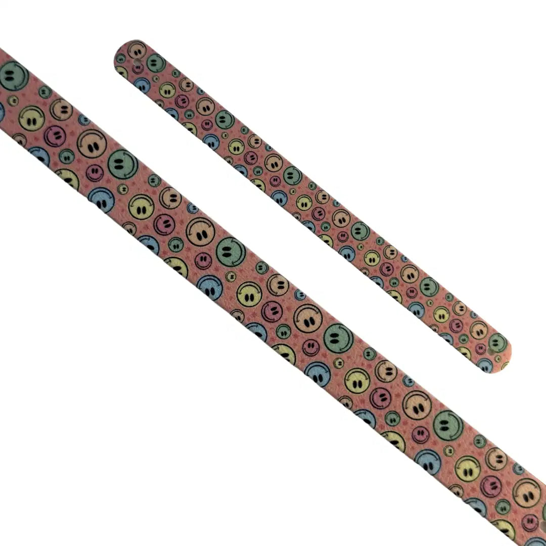 Bande décorative interchangeable en Biothane motif smileys colorés sur fond rose pour collier de chien.