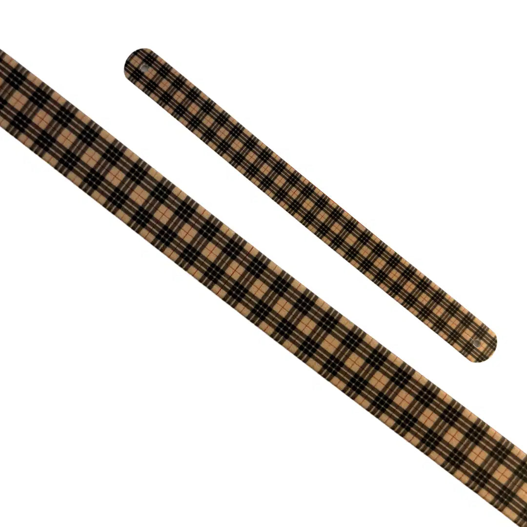 Bande décorative interchangeable en Biothane motif carreaux tartan écossais camel et noir pour collier de chien.