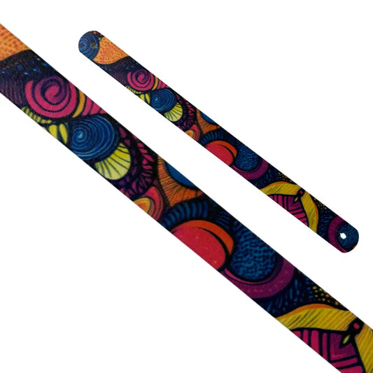 Bande décorative interchangeable en Biothane motif spirales pop art colorées magenta, orange et bleu pour collier de chien.