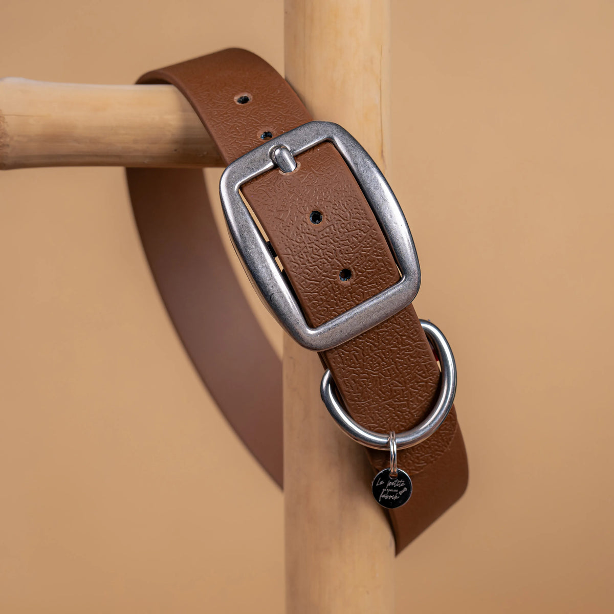 details collier brun vue proche zoom bouclerie en acier inoxydable résistant matière sangle enduite similaire au biothane