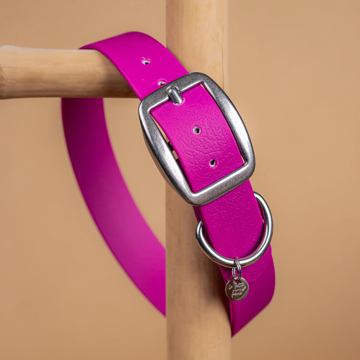 details collier violet lilas vue proche zoom bouclerie en acier inoxydable résistant matière sangle enduite similaire au biothane