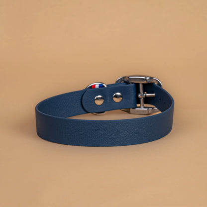Collier kérosène bleu nuit en sangle enduite étanche similaire au biothane vu de l'arrière