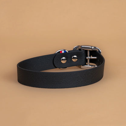 Collier noir en sangle enduite étanche similaire au biothane vu de l'arrière
