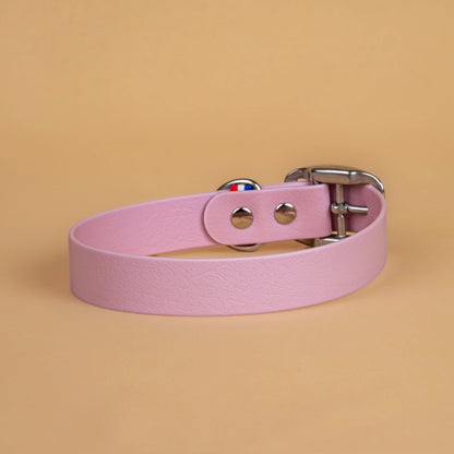 Collier rose lavande en sangle enduite étanche similaire au biothane vu de l'arrière