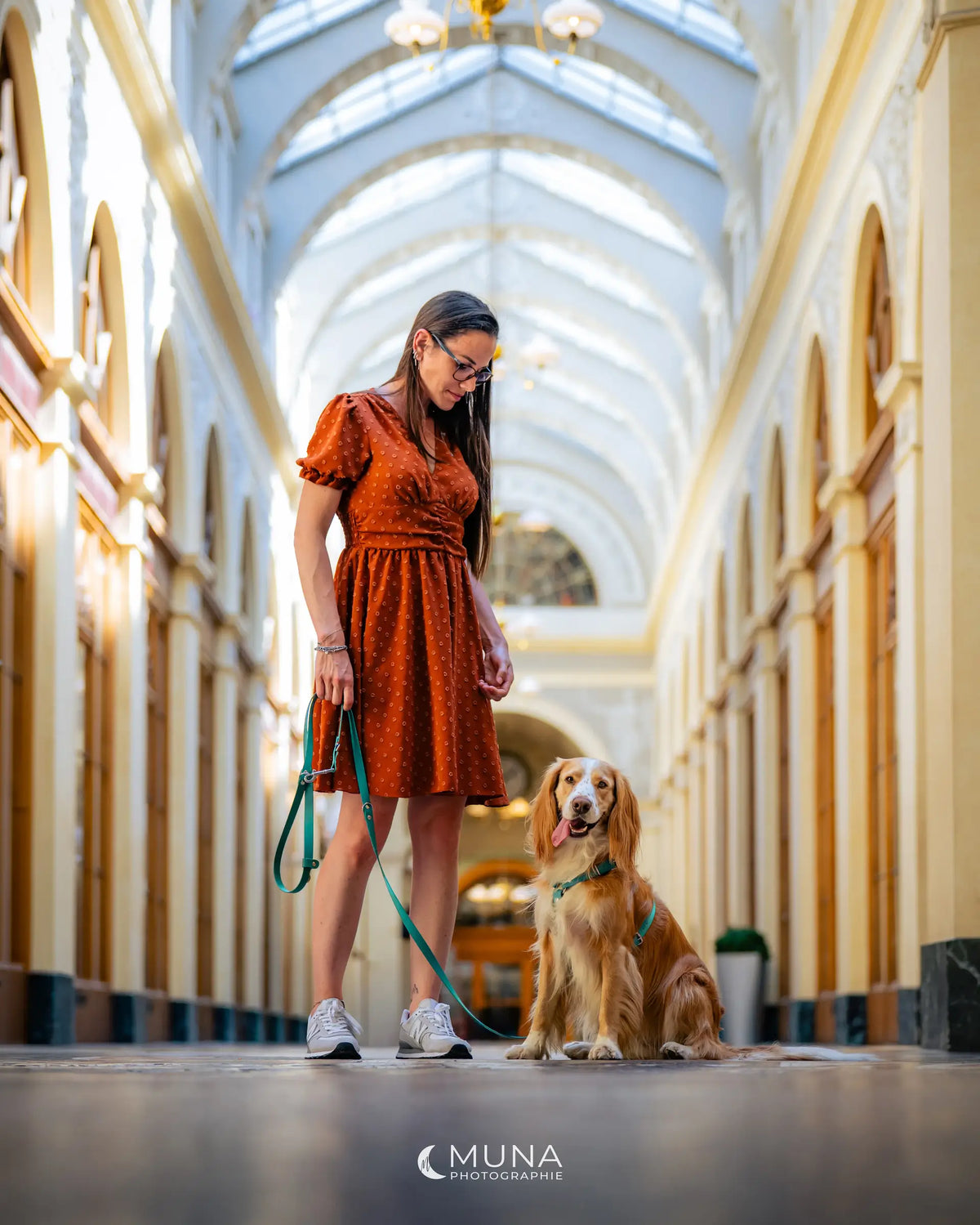 créatrice la petite fabrik de pauline avec un chien dans un hall couvert a paris 
