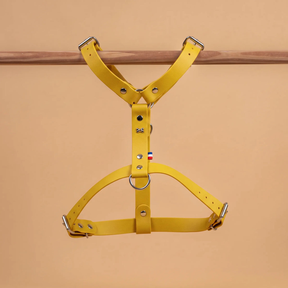 harnais vue global de face poser sur une barre matière sangle enduite étanche similaire au biothane jaune