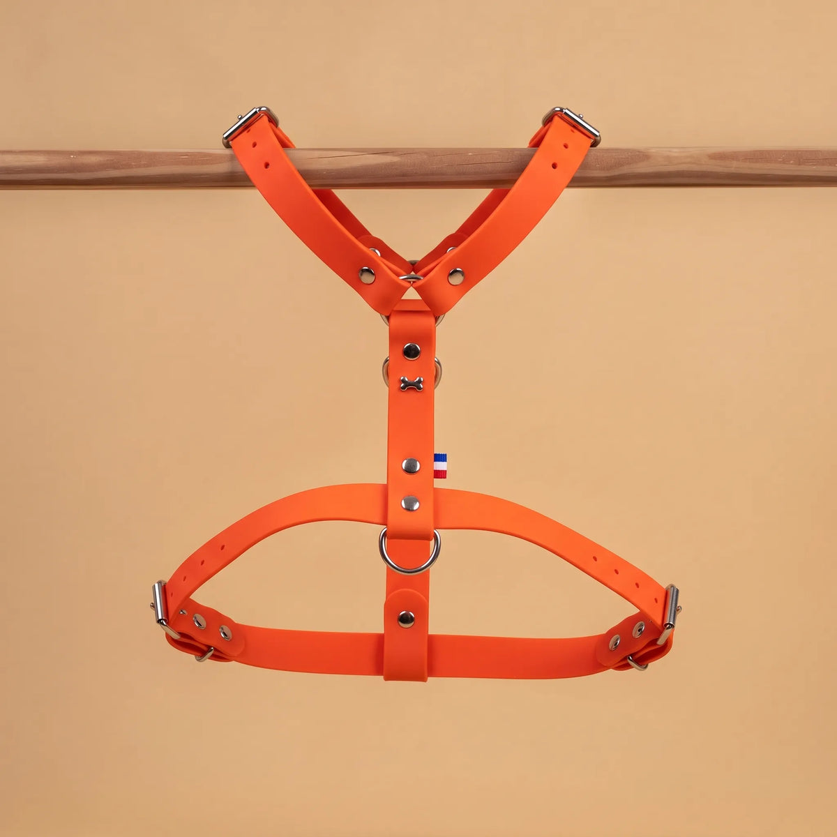 harnais vue global de face poser sur une barre matière sangle enduite étanche similaire au biothane orange