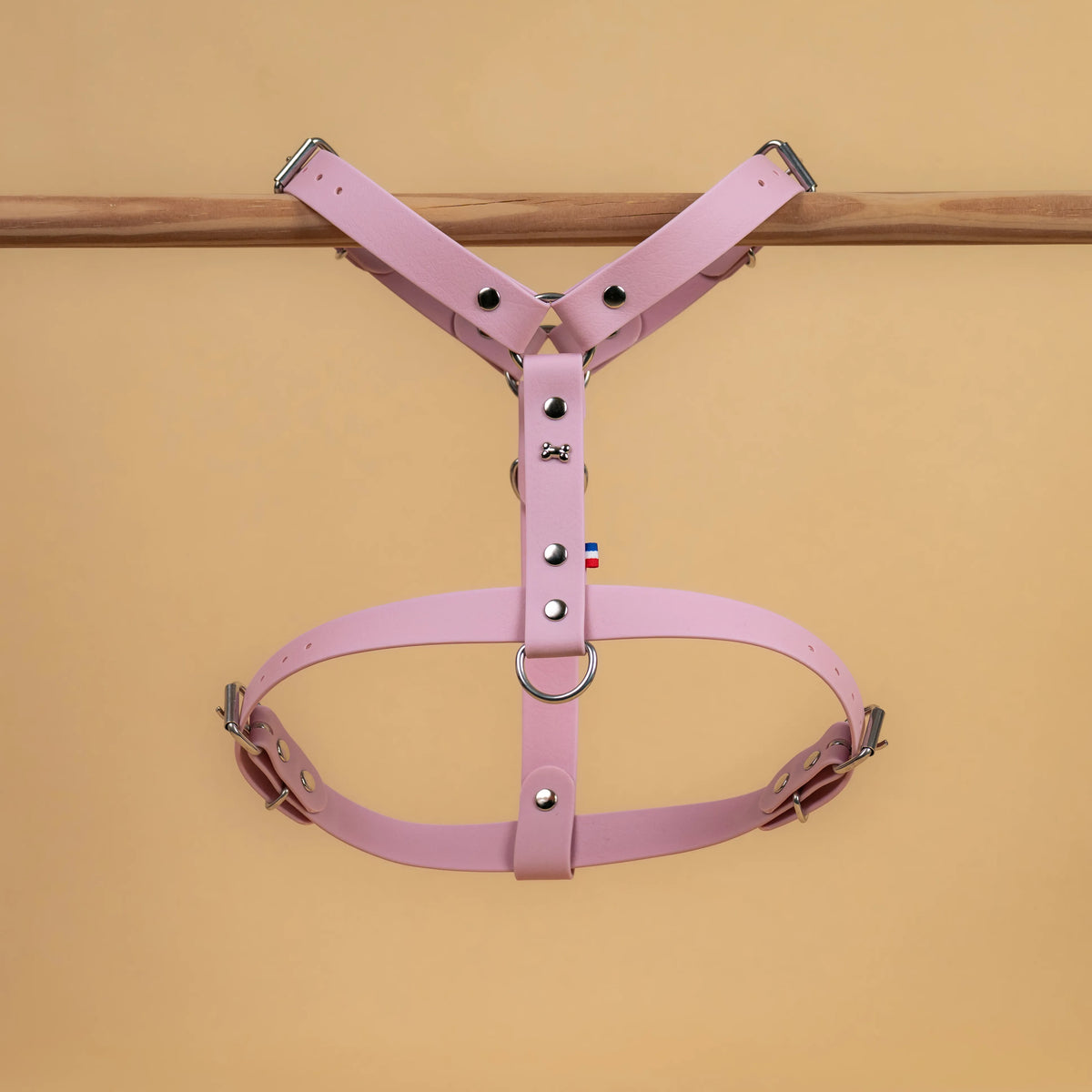 harnais vue global de face poser sur une barre matière sangle enduite étanche similaire au biothane rose lavande
