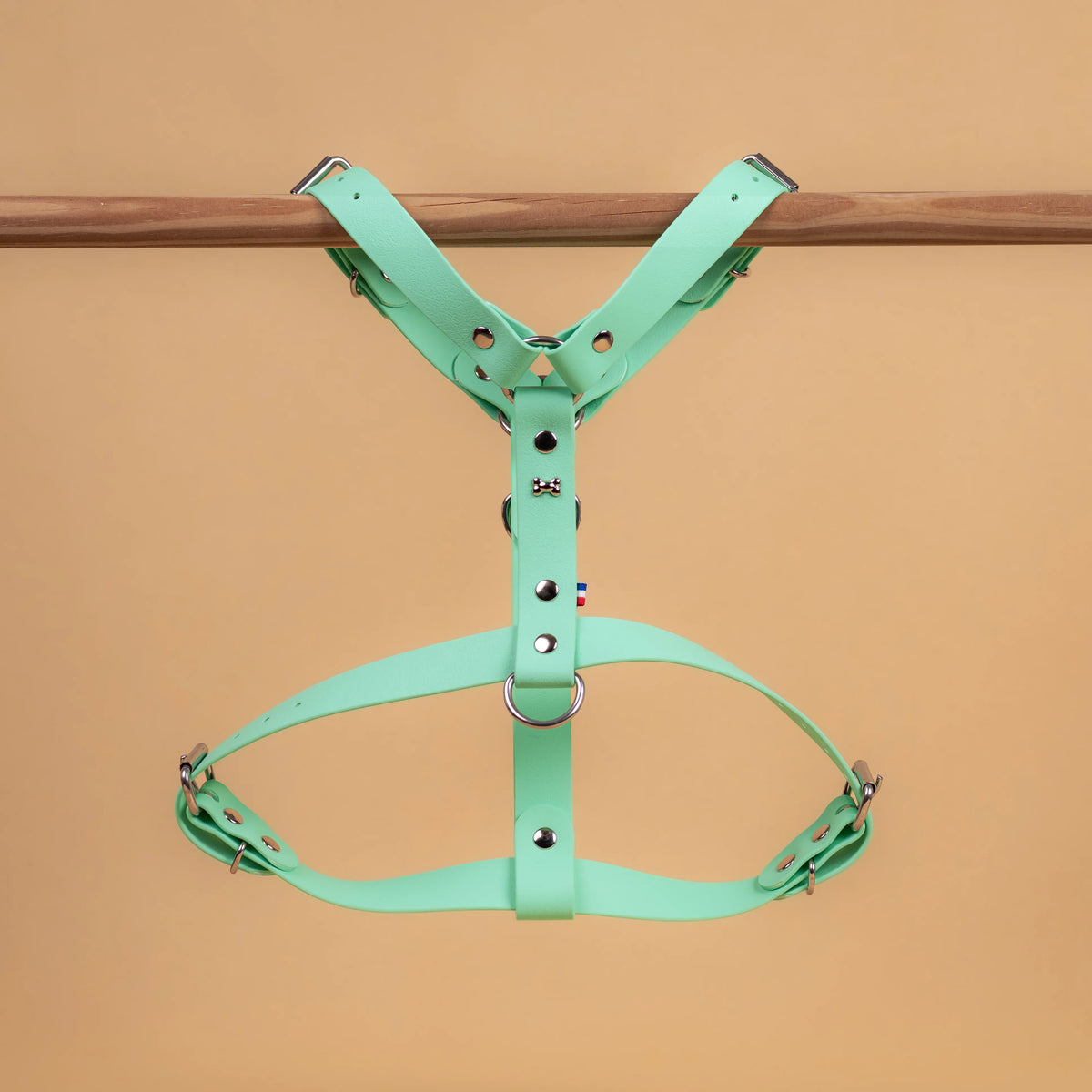 harnais vue global de face poser sur une barre matière sangle enduite étanche similaire au biothane vert caraïbe