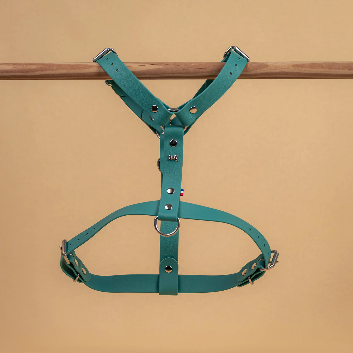harnais vue global de face poser sur une barre matière sangle enduite étanche similaire au biothane vert chasseur 