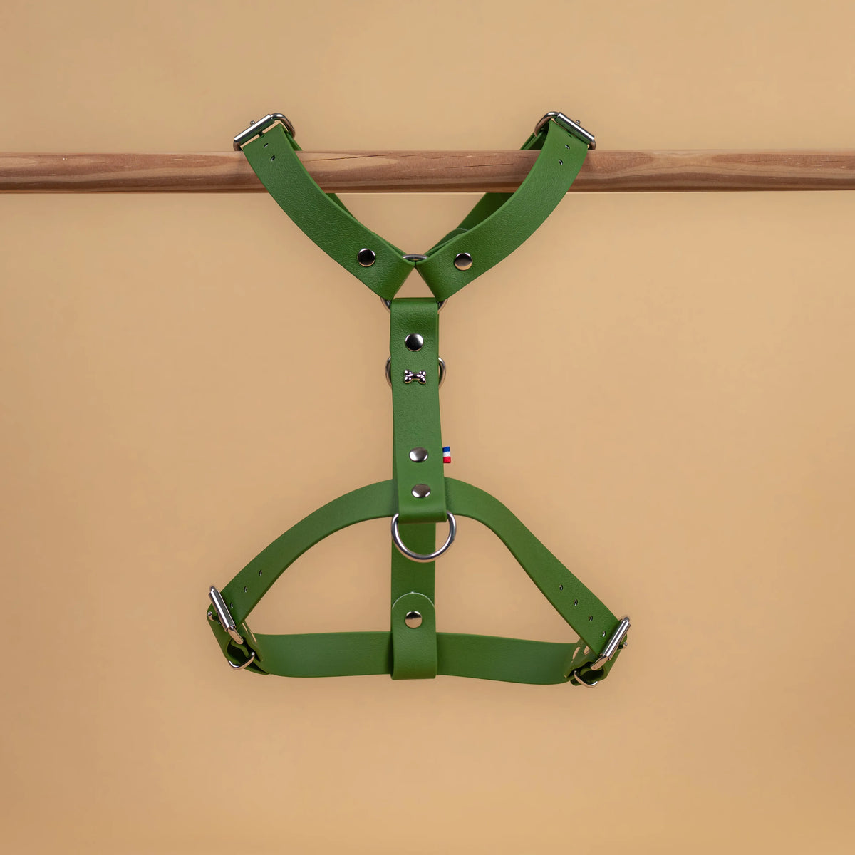 harnais vue global de face poser sur une barre matière sangle enduite étanche similaire au biothane vert olive