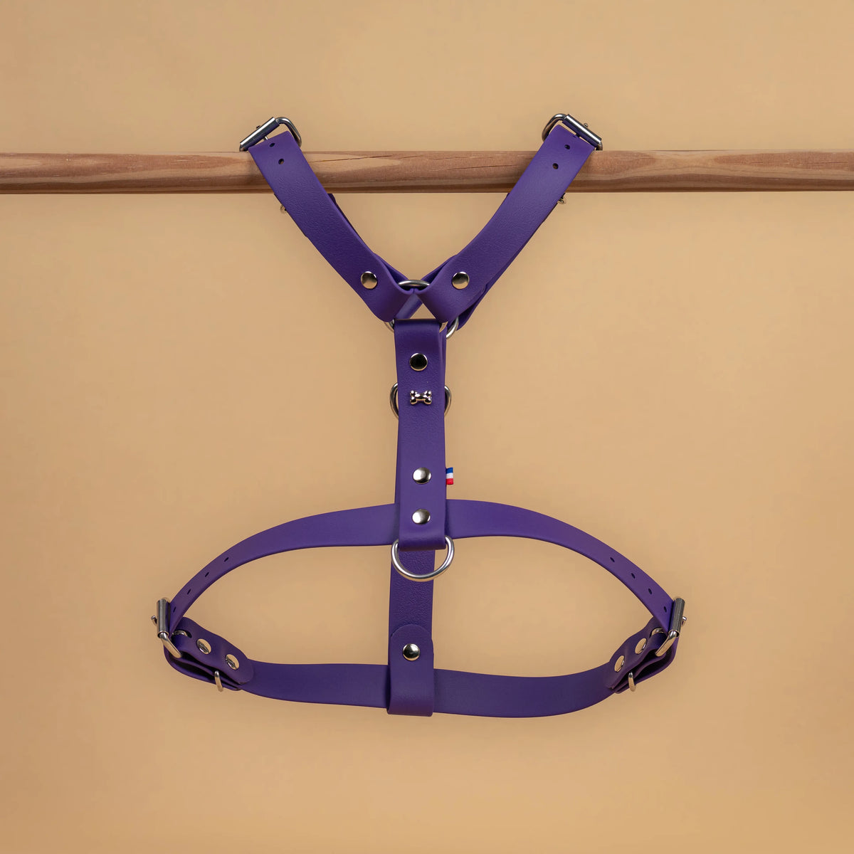 harnais vue global de face poser sur une barre matière sangle enduite étanche similaire au biothane violet pourpre