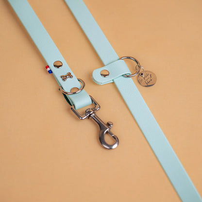 laisse multi positions en sangle enduite matière étanche similaire au biothane zoom sur les finitions en acier inoxydable couleur pastel bleu